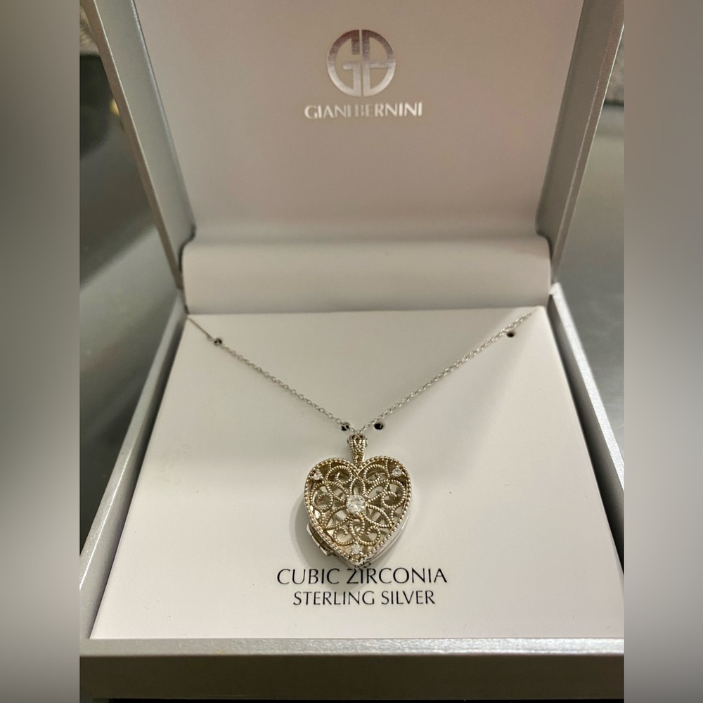Beautiful Giani Bernini cubic zirconia .925 heart locket with 18” chain